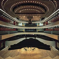 Пример внутреннего освещения помещения концертного зала